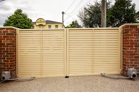 Automatic driveway steel slat gates