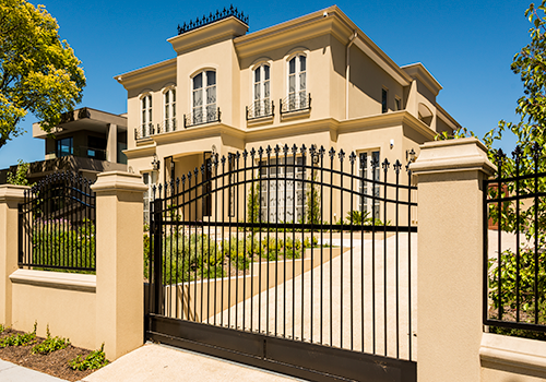 Arched steelwork with fluer de leis spear heads and a VDS Simply automatic gate motor