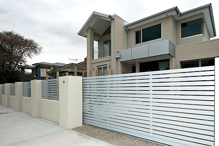 Horizontal steel slats powder-coated. BFT Deimos sliding gate motor.